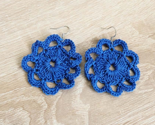 Häkel-Ohrringe Blütenform blau